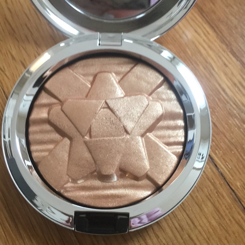 MAC EXTRA DIMENSION SKIN FINISH